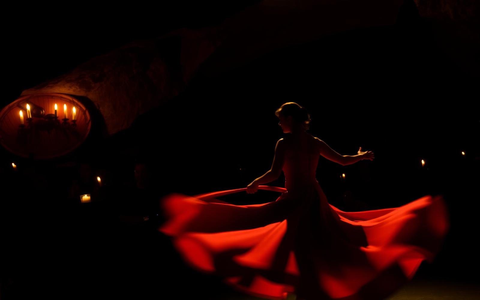 Danseuse de flamenco dans une grotte du Sacromonte